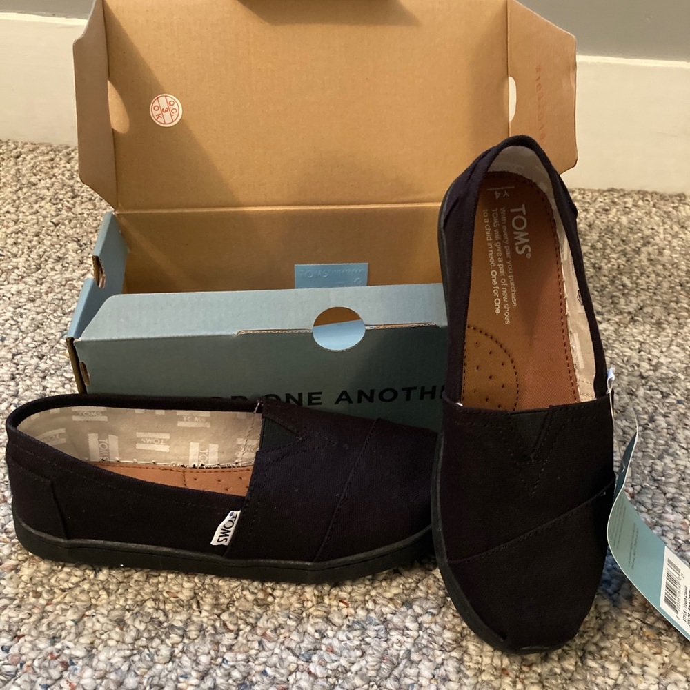 New in box TOMS youth size 4